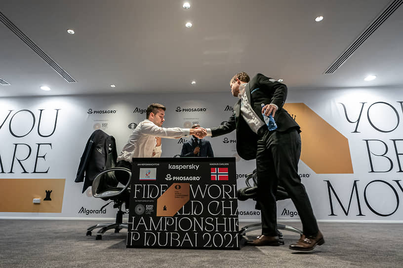 Ян Непомнящий (слева) уступил Магнусу Карлсену в девятой партии матча