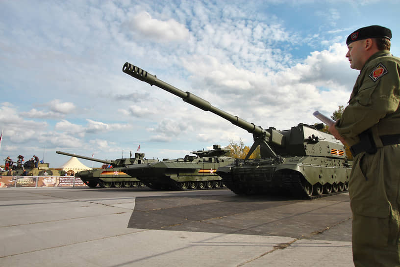 Боевые машины на базе гусеничной платформы «Армата»: танк Т-14, БМП Т-15 и САУ «Коалиция»