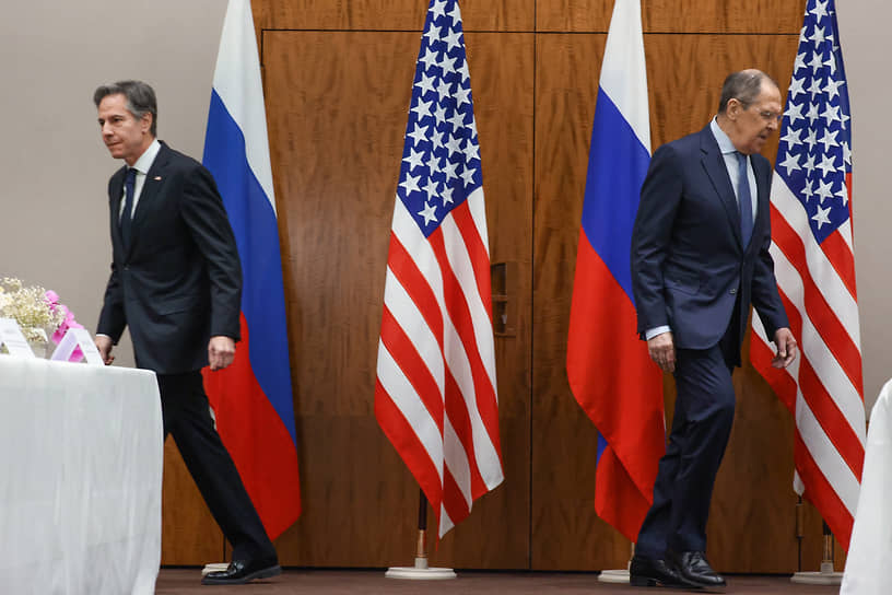 Госсекретарь США Энтони Блинкен (слева) и министр иностранных дел России Сергей Лавров