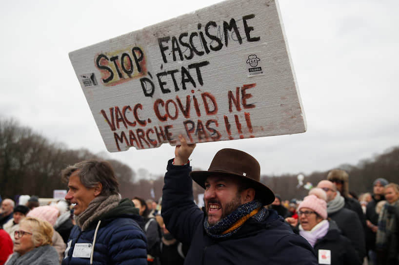 Пострадали не меньше трех полицейских и 12 протестующих