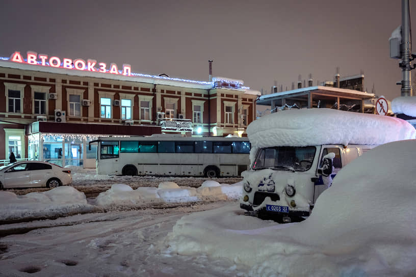 Заснеженная площадь у здания автовокзала