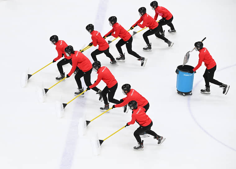 Подготовка льда к матчу между хоккейными сборными России и Швейцарии