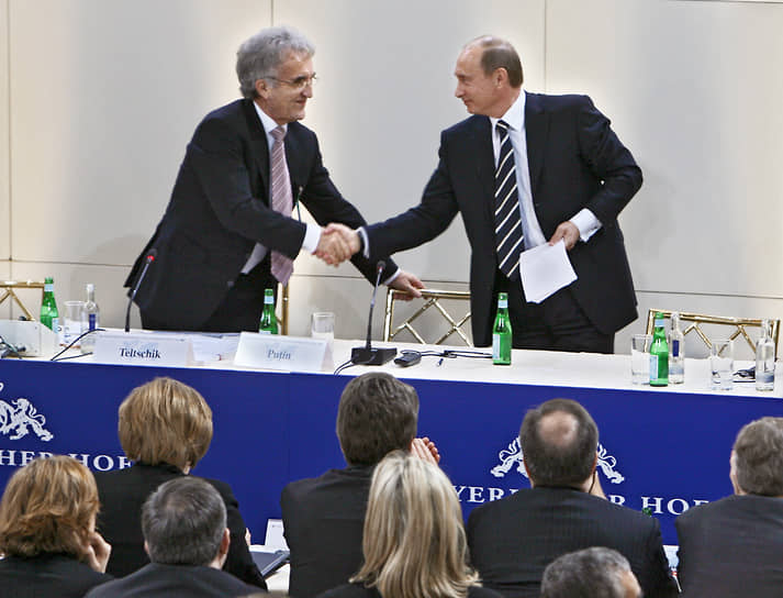Владимир Путин (справа) и Хорст Тельчик  во время мюнхенской конференции в 2007 году 
