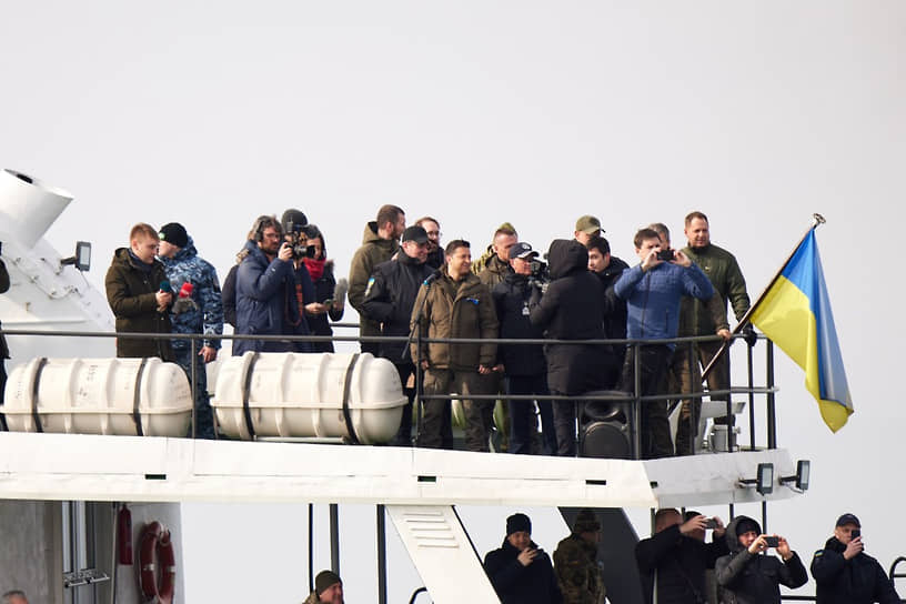 Президент Украины (в центре) на борту поисково-спасательного судна «Капитан Чусов»