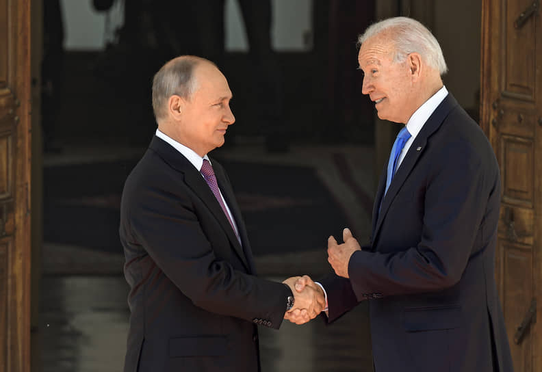  Президент России Владимир Путин (слева) и президент США Джо Байден во время саммита в Женеве  