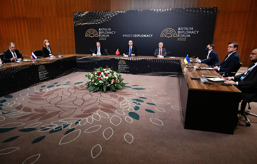 Глава МИД РФ Сергей Лавров (слева), министр иностранных дел Турции Мевлют Чавушоглу (в центре) и министр иностранных дел Украины Дмитрий Кулеба (второй справа) во время переговоров