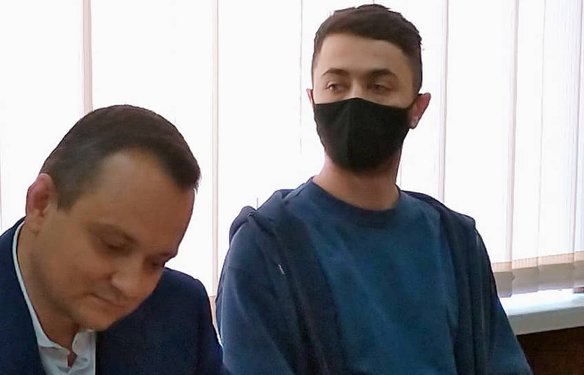 Адвокат Сергей Бадамшин (слева) и стендап-комик Идрак Мирзализаде в августе 2021 года