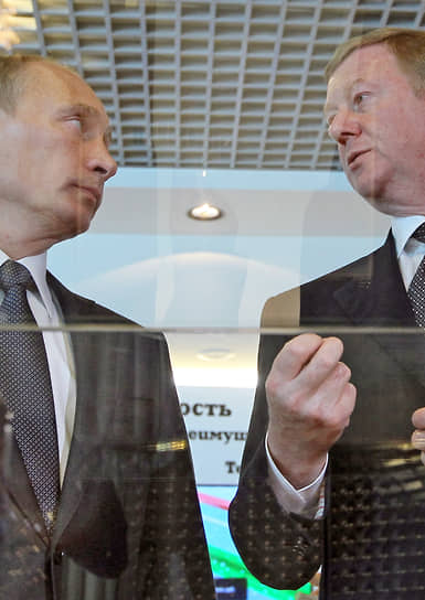 Владимир Путин (слева)  и Анатолий Чубайс в 2010 году