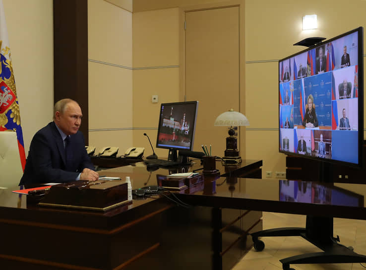 Владимир Путин во время оперативного совещания