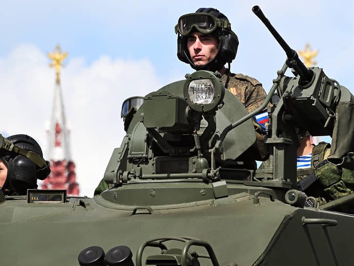 Участвовавшие в военной операции на Украине десантники на Красной площади