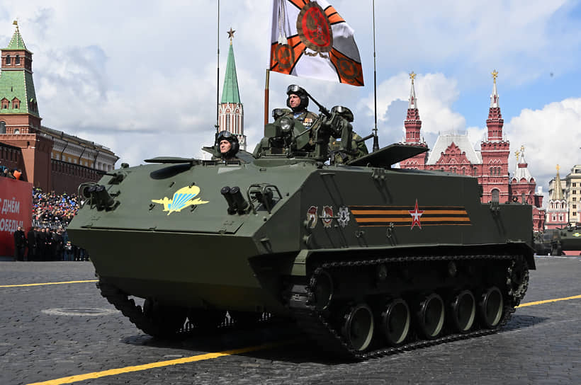 Участвовавшие в военной операции на Украине десантники на Красной площади