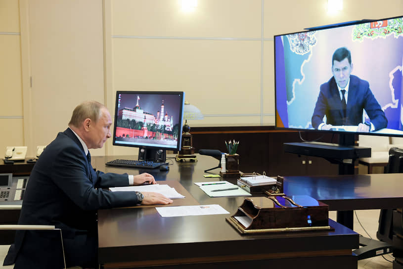 Президент России Владимир Путин во время встречи по видеосвязи с губернатором Свердловской области Евгением Куйвашевым