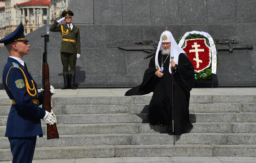 Патриарх Кирилл во время возложения цветов к монументу Победы 