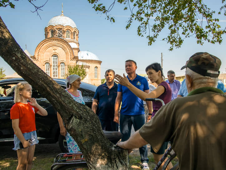 Роман Старовойт во время встречи с местными жителями