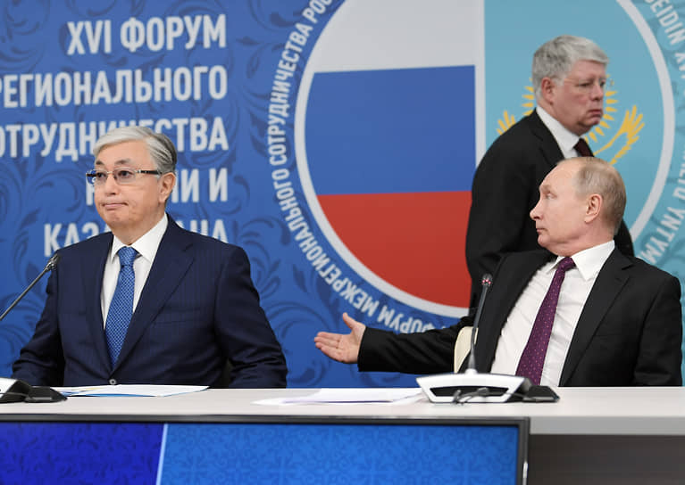 Касым-Жомарт Токаев (слева) и Владимир Путин во время встречи в Омске в 2019 году 