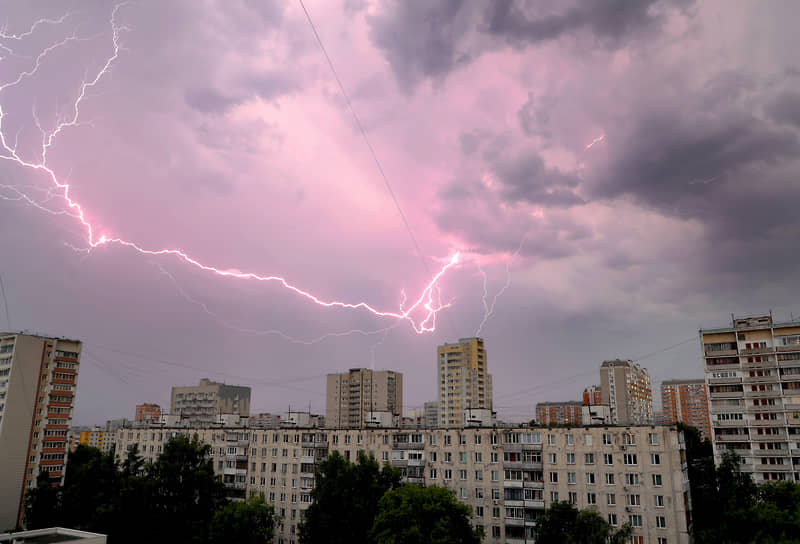 Виды Москвы во время урагана 10 июля 2022 года