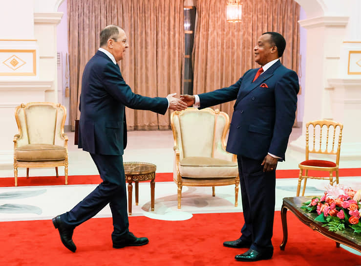 Глава МИД РФ Сергей Лавров (слева) и президент Конго Дени Сассу-Нгессо