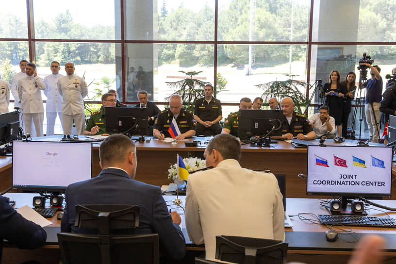 Военные из России, Украины и Турции и члены делегаций на церемонии открытия координационного центра по зерну