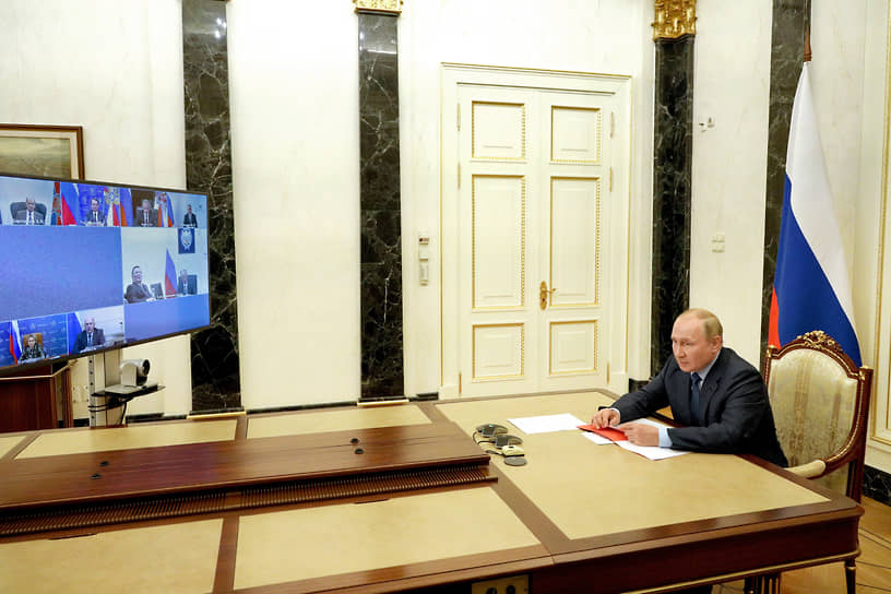 Президент России Владимир Путин во время совещания Совета безопасности