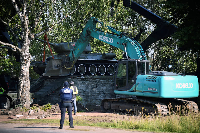 Снос памятника  танку Т-34 в Нарве 
