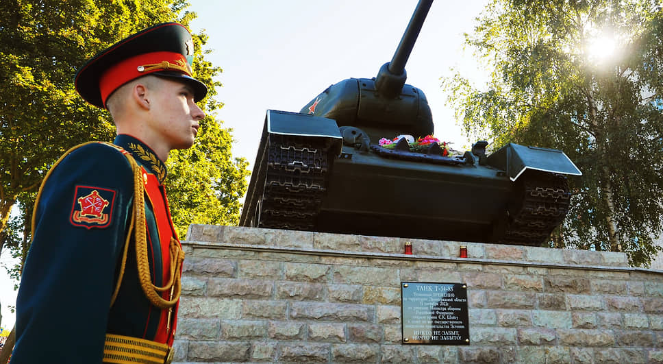 Церемония открытия памятника танк Т-34