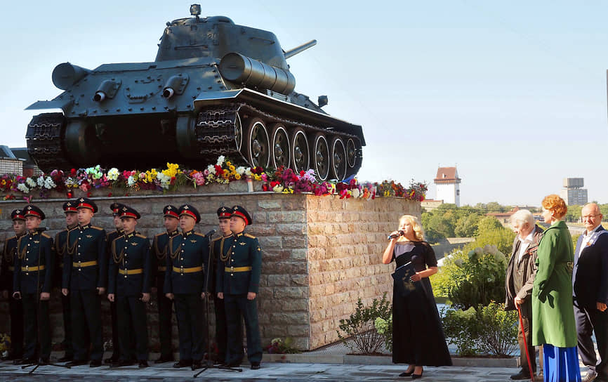 Церемония открытия памятника танк Т-34