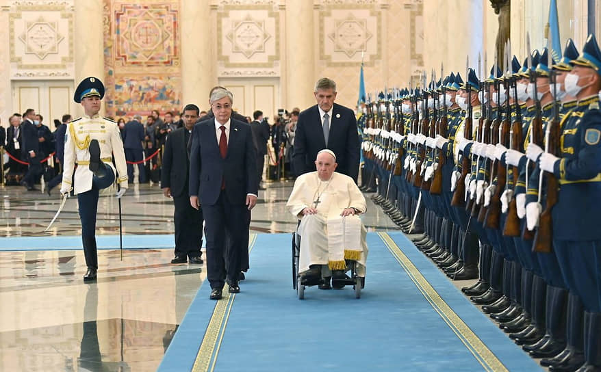 Папа римский и Касым-Жомарт Токаев (слева) во время приветственной церемонии после прибытия папы в Казахстан