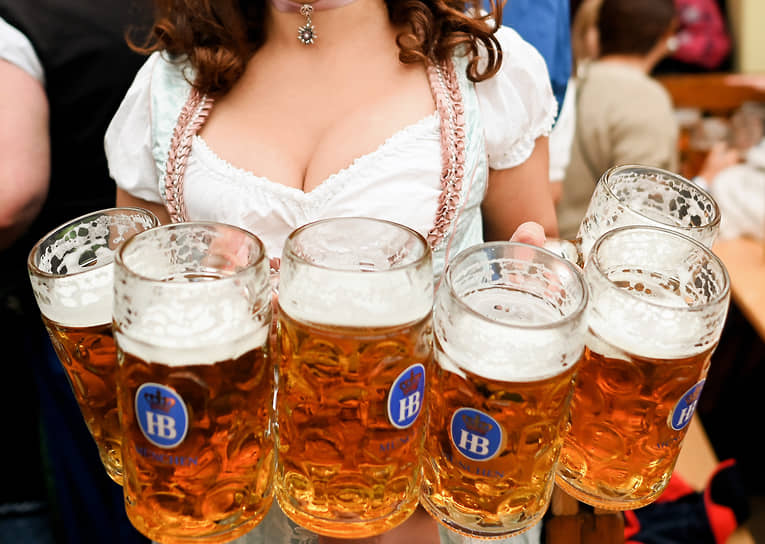 Официантка разносит бокалы с пивом на открытии фестиваля