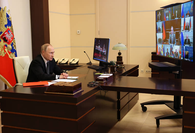Владимир Путин во время совещания с членами Совбеза