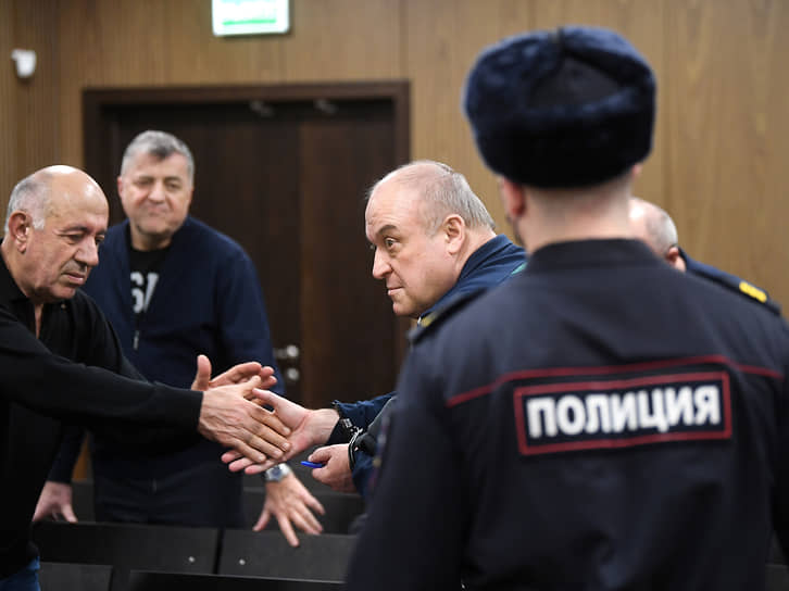 Мухтар Меджидов (справа) во время заседания суда.