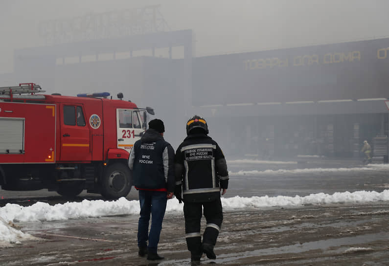 Пожар на территории торгового центра «Стройтракт»