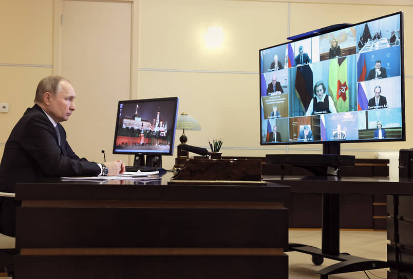 Президент России Владимир Путин во время совещания с членами правительства России