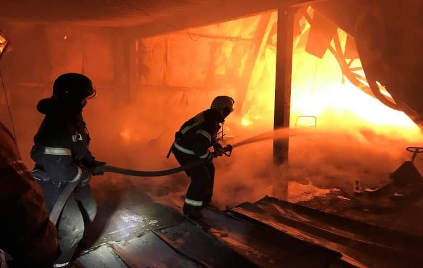 Пожарные на месте открытого горения на складе во Владивостоке