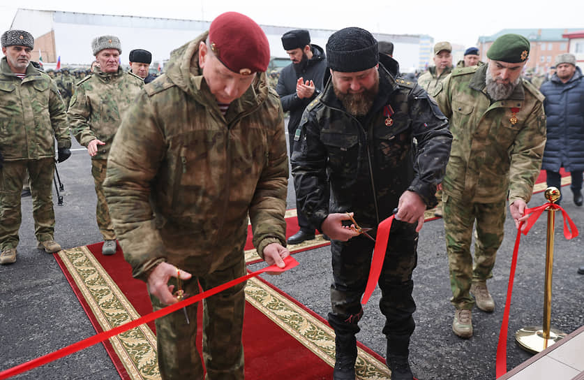 Виктор Золотов (слева) и Рамзан Кадыров во время торжественной церемонии открытия комплекса зданий