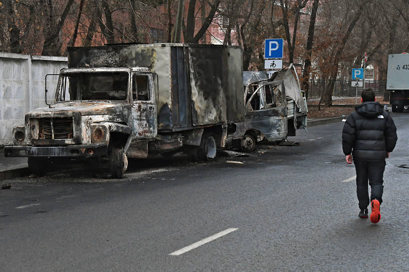 Сожженные грузовики на улицах города