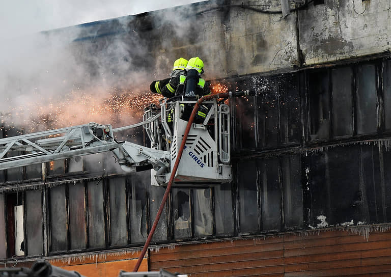 Тушение пожара в складском помещении в Москве