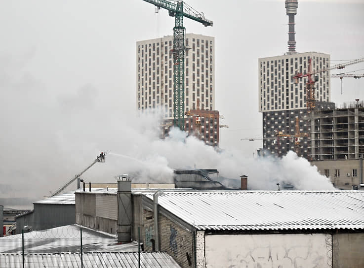 Тушение пожара в складском помещении в Москве