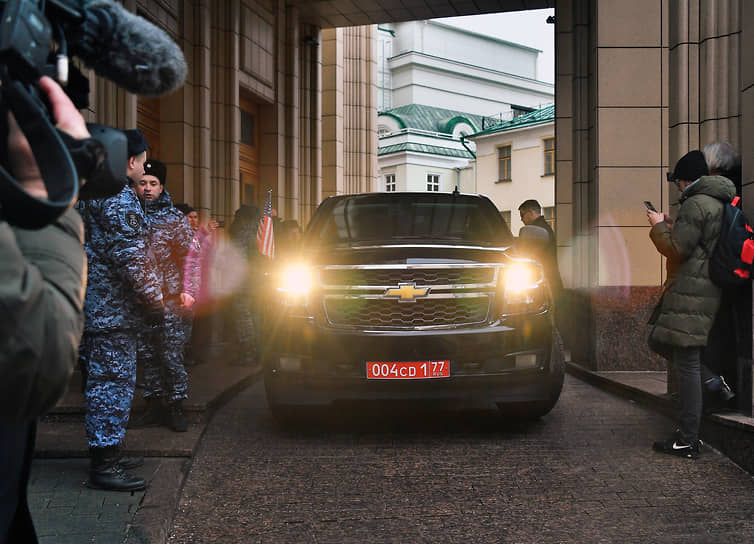 Автомобиль нового посла США в России Линн Трейси у здания МИД РФ