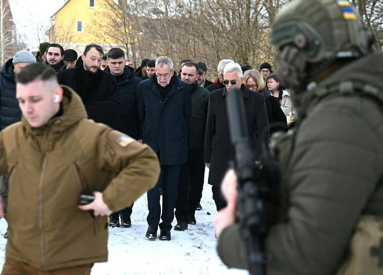 Александр Ван дер Беллен (в центре)