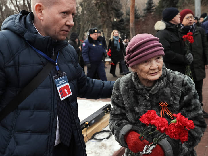 Участники во время церемонии возложения венка и цветов к Вечному огню на Братской могиле защитников Красного Царицына и воинов 62-й и 64-й Армий, погибших при защите Сталинград