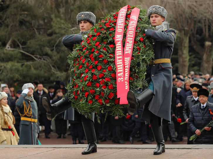 Военнослужащие роты почетного караула во время церемонии возложения венка и цветов к Вечному огню на Братской могиле защитников Красного Царицына и воинов 62-й и 64-й Армий, погибших при защите Сталинграда