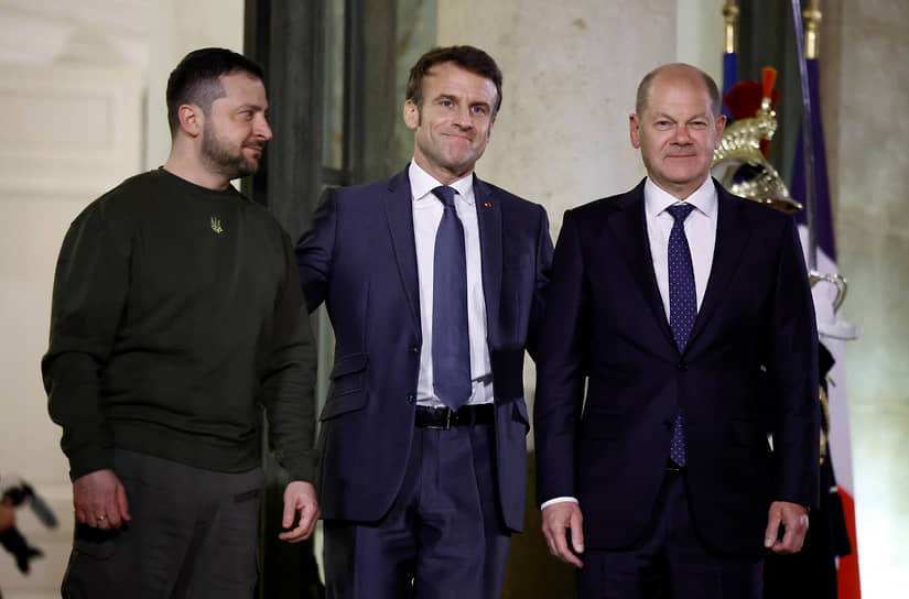 Президент Украины Владимир Зеленский (слева), президент Франции Эмманюэль Макрон (в центре), канцлер Германии Олаф Шольц (справа) на встрече 8 февраля