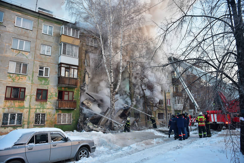 Пожарные ликвидируют возгорание 