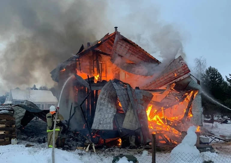 При пожаре в частном доме в дачном поселке Заречье-2 в Татарстане погиб мужчина и трое детей