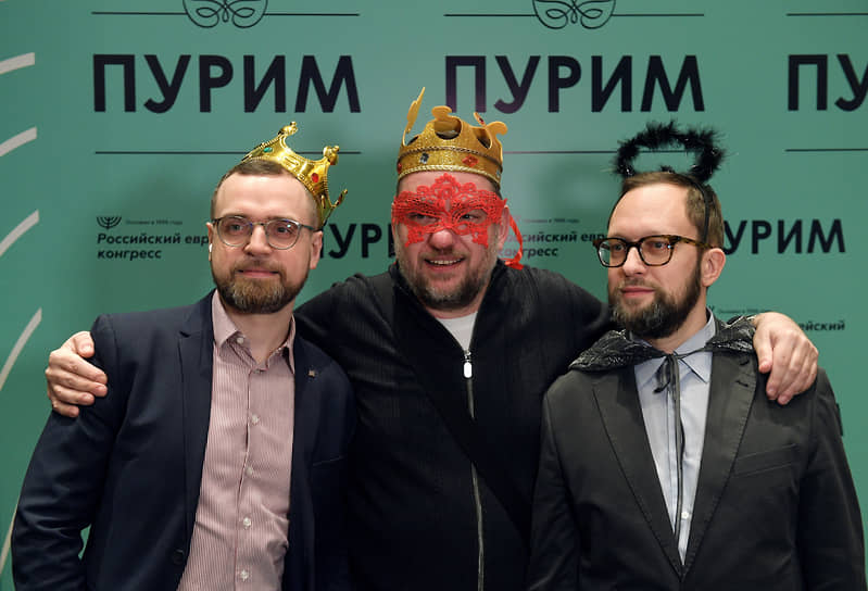 Корреспондент ИД &quot;КоммерсантЪ&quot; Павел Коробов (в центре)