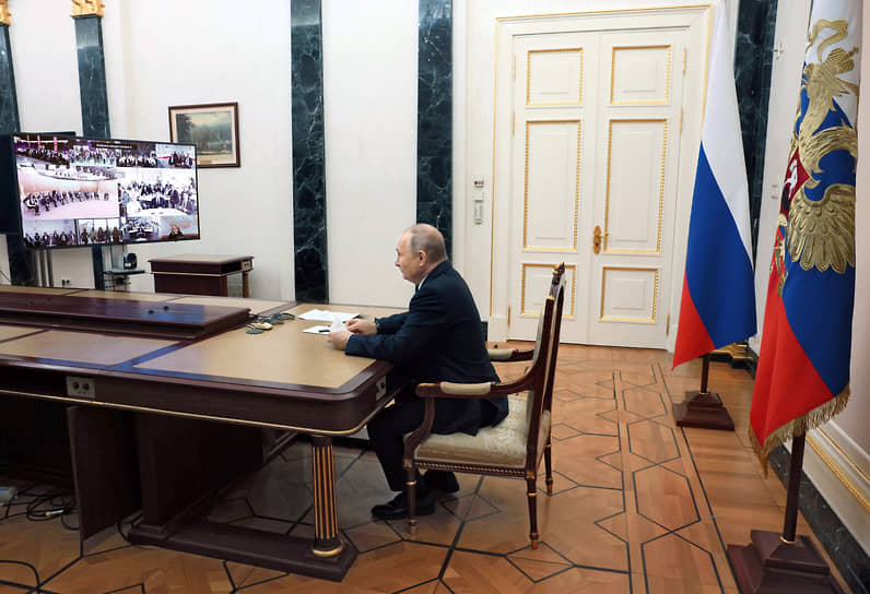 Владимир Путин во время видеоконференции