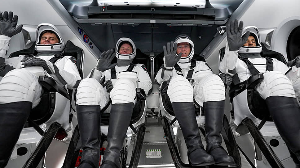 Слева направо: российский космонавт Андрей Федяев, астронавты NASA Вуди Хобург и Стивен Боуэн, астронавт ОАЭ Султан Аль-Нейади