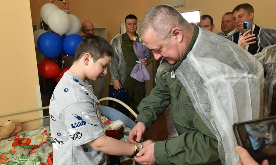 Вручение медали и часов Федору Симоненко