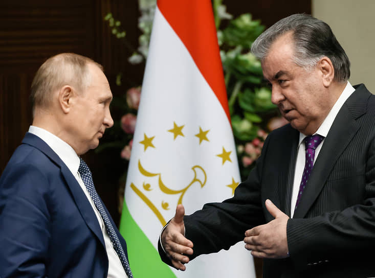 Владимир Путин (слева) и Эмомали Рахмон в октябре 2022 года