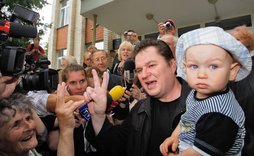 Андрей Почобут с сыном у здания суда Ленинского района Гродно, 2011 год